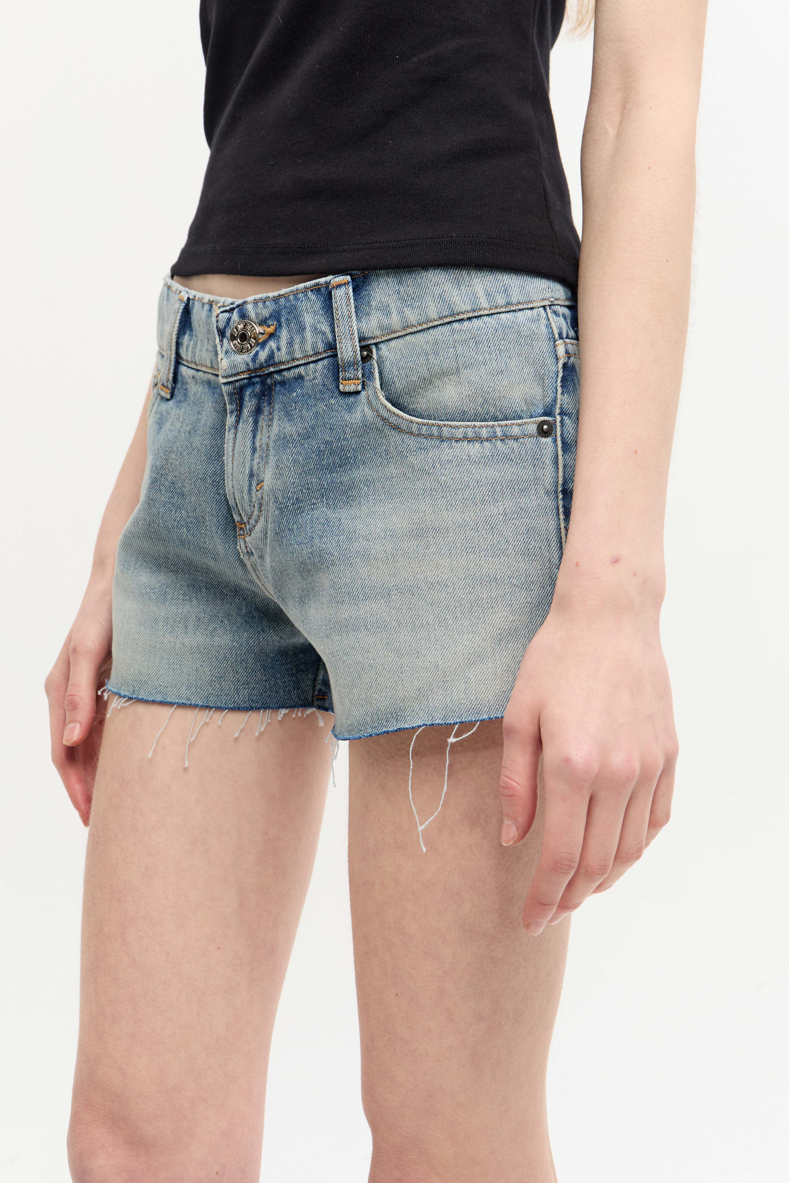 SHORT LOW RISE WASHED BLUE